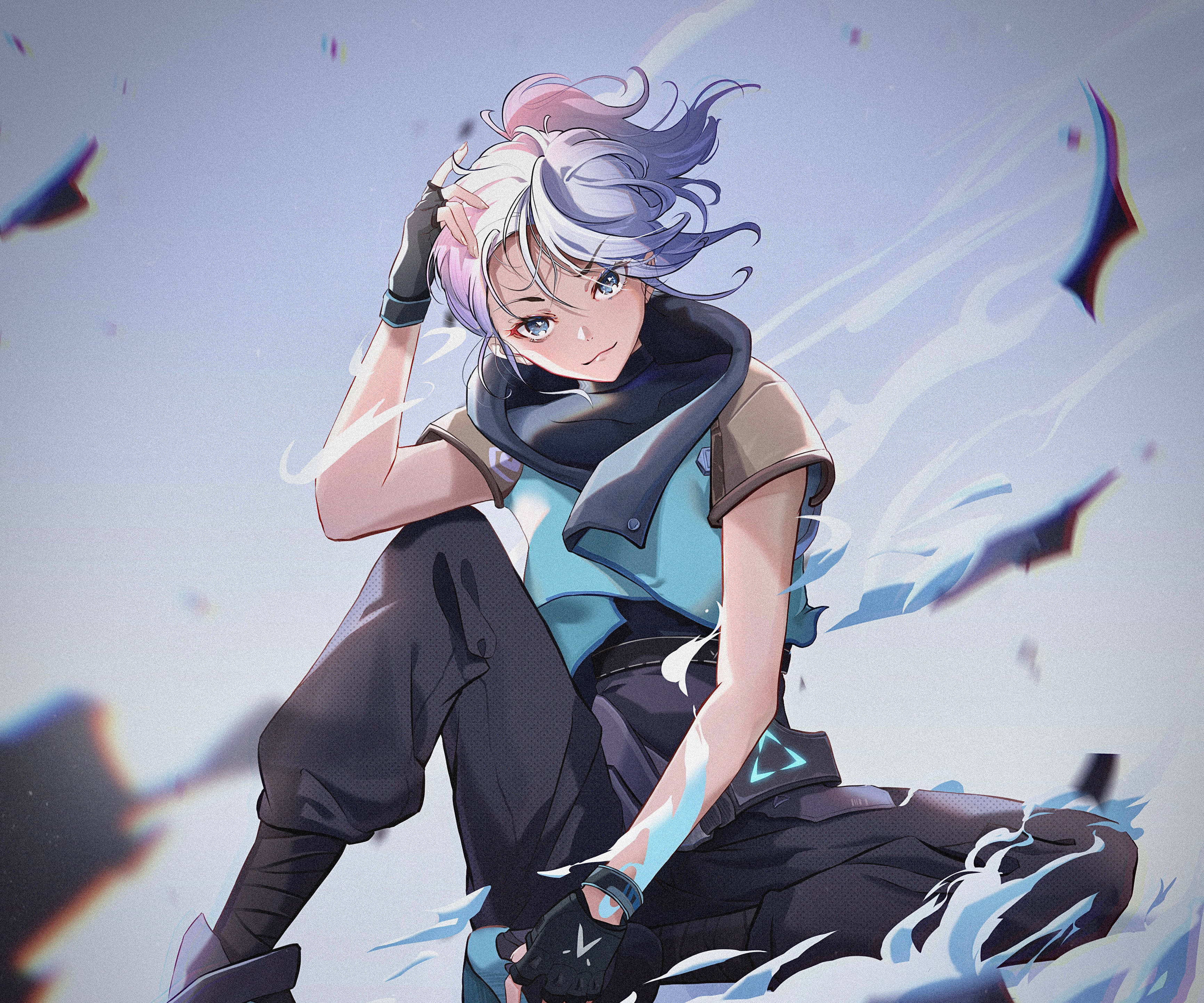 Valorant Jett 風景畫 壁紙 — 一個充滿動感的動漫角色，銀色頭髮和藍色眼睛，坐在柔軟灰色背景前旋轉的藍色能量碎片中。