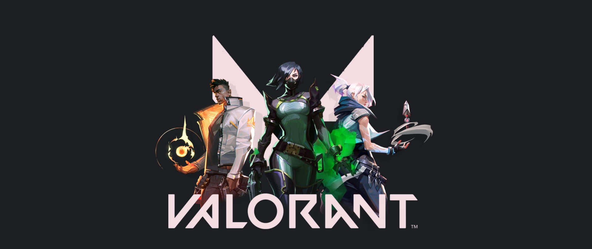 三位Valorant遊戲角色身穿戰鬥裝備，在黑暗背景下手持發光武器。