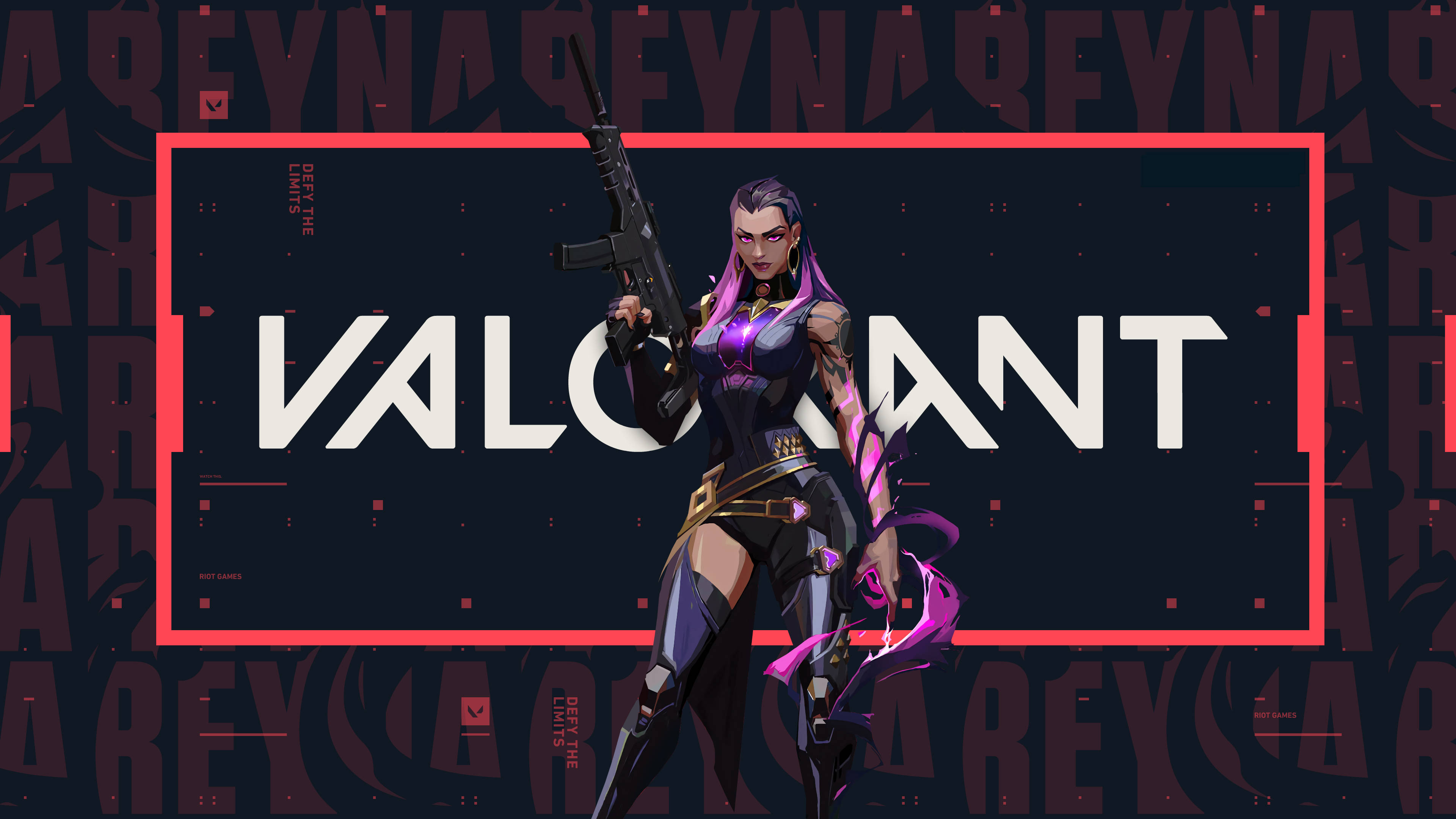 Valorant冠軍雷娜特寫照片 壁紙 — 一個風格化的女性Valorant特工，紫色頭髮和發光裝飾，自信地持步槍站在重複標誌文字的黑暗背景前。