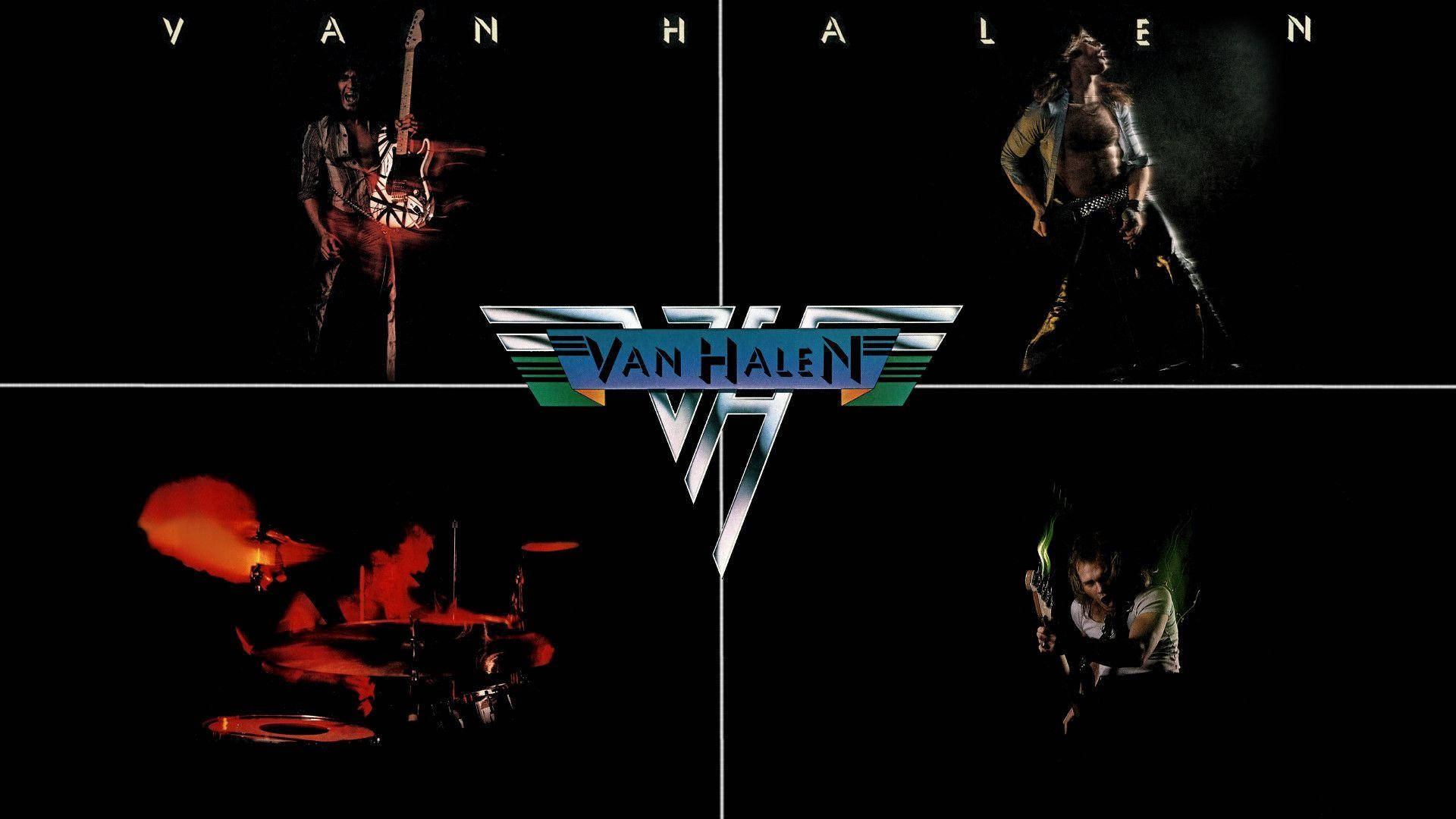Van Halen 樂隊 象徵與圖標 壁紙 — Van Halen 樂隊成員在高對比度舞台燈光下，標誌性標誌居中於黑色背景上。