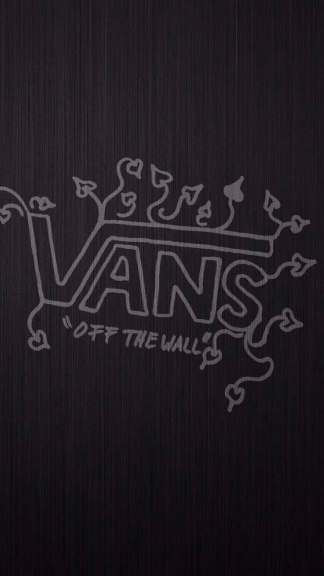深色木紋上帶有皇冠和藤蔓的Vans Off The Wall標誌。