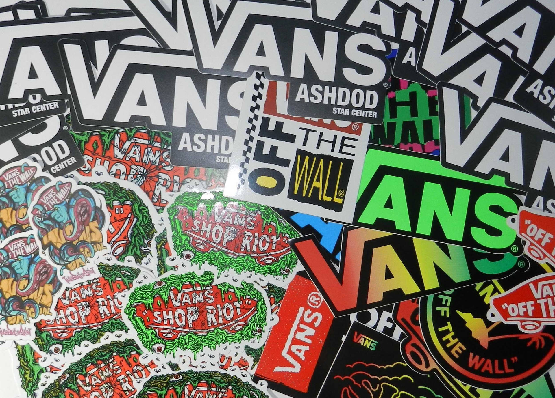 Vans品牌貼紙系列，帶有鮮明標誌和色彩繽紛的設計。