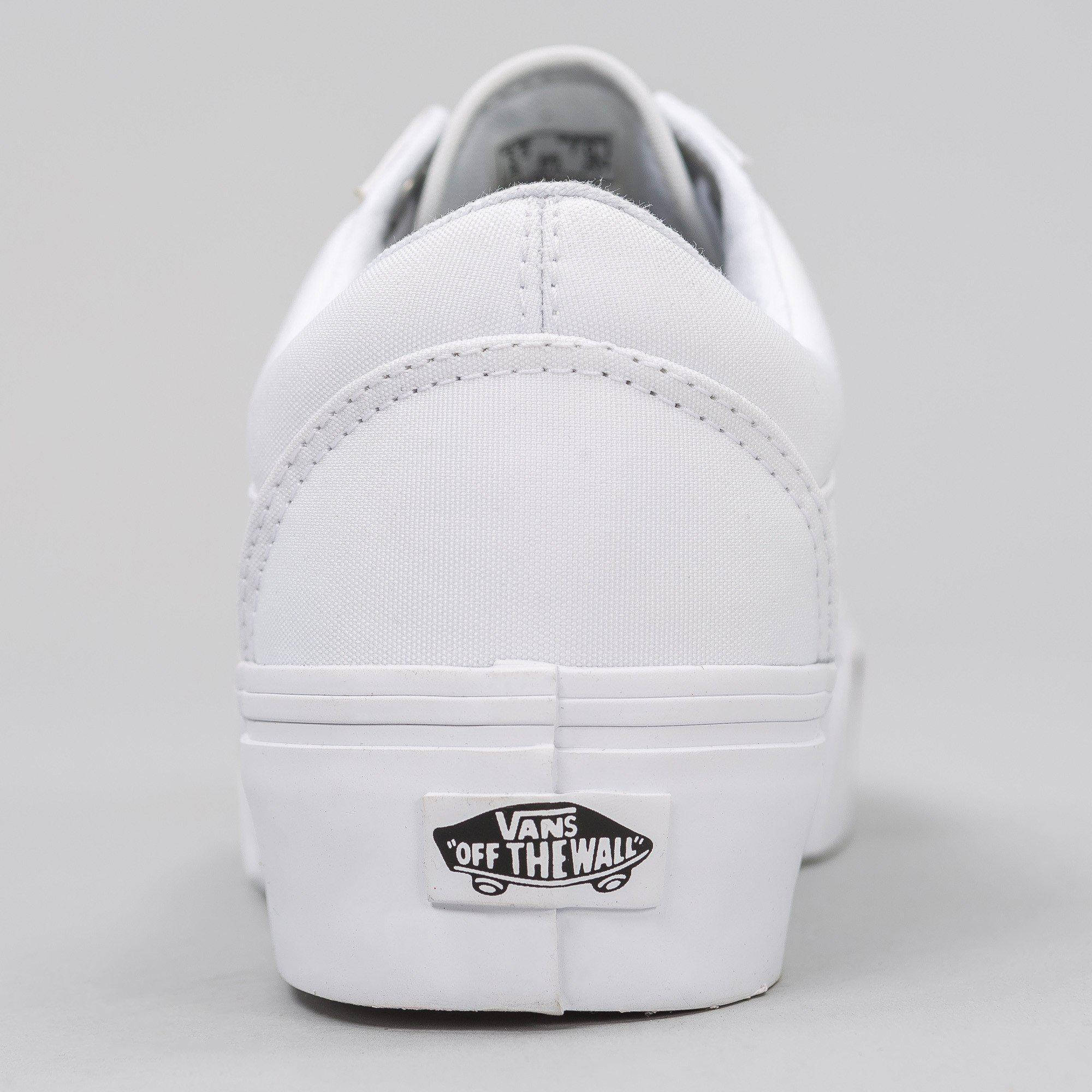 Vans Off The Wall 白色鞋款 壁紙 — 從後方觀看一雙純白色Vans運動鞋，背景為中性灰色。