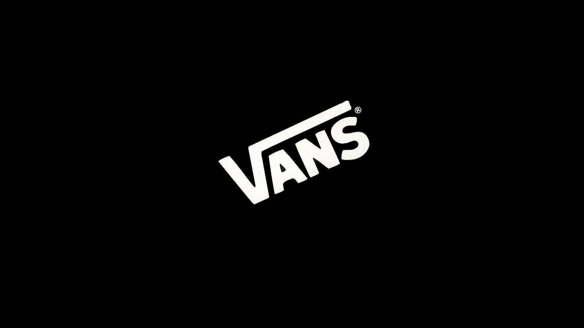 Vans Off The Wall 經典標誌 壁紙 — 大膽的白色Vans標誌居中於純黑色背景上，設計簡潔極簡。