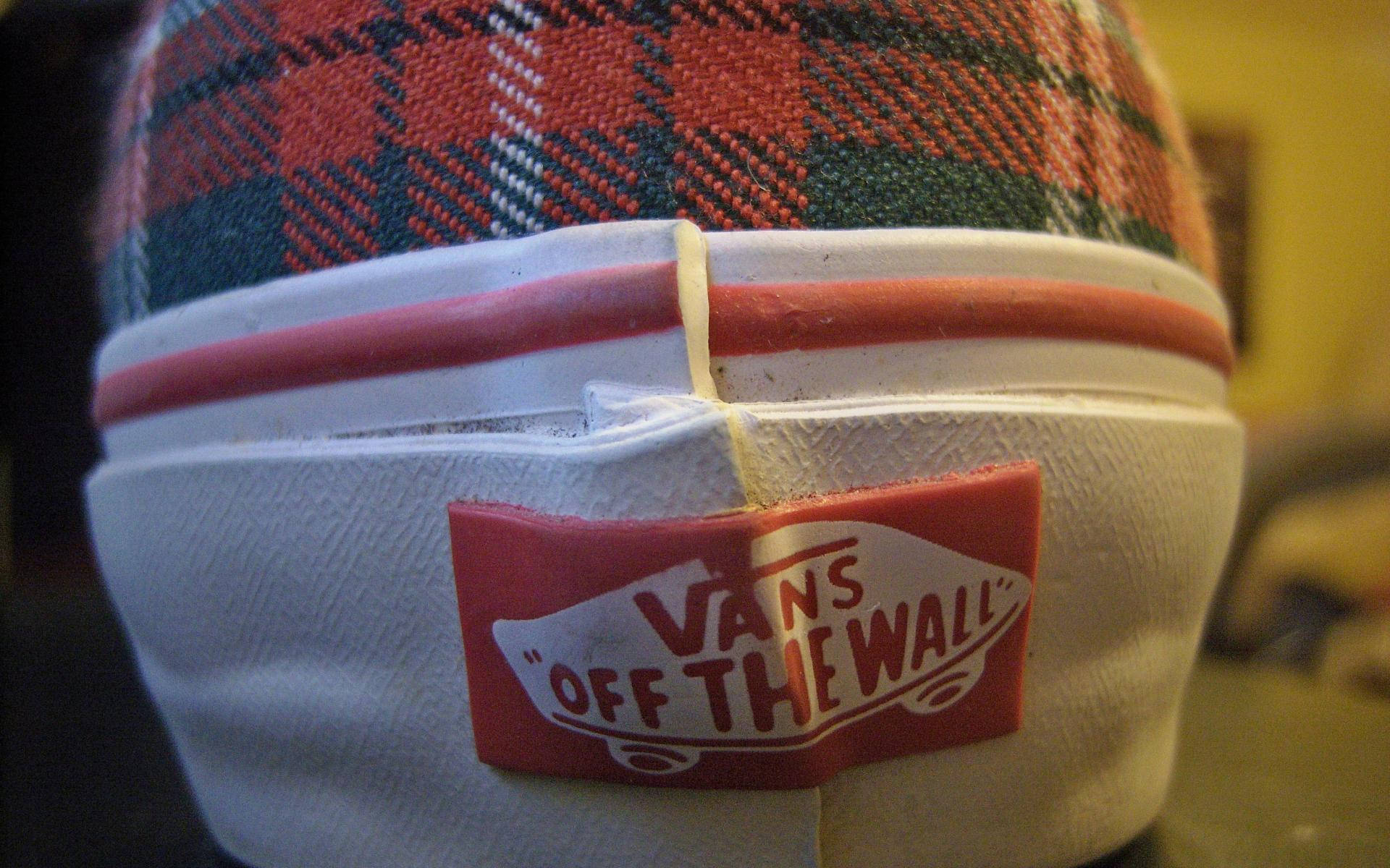 Vans Off The Wall 格紋鞋款 壁紙 — 格仔冷帽近鏡，附有紅白Vans Off The Wall標籤，以橡筋固定。