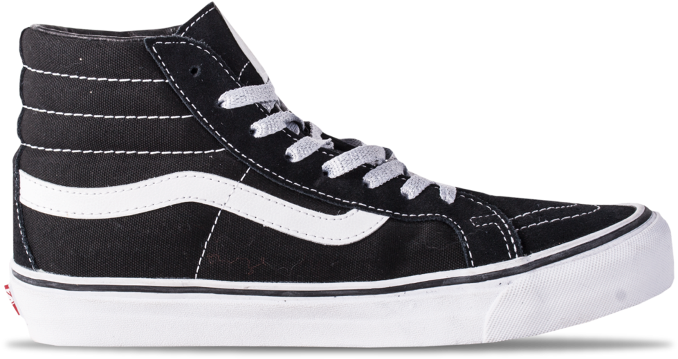 黑色 Vans Sk8 Hi 運動鞋 壁紙 — 一雙時尚的黑色高筒運動鞋，帶有白色縫線和標誌性側條紋，襯托在純黑背景上。