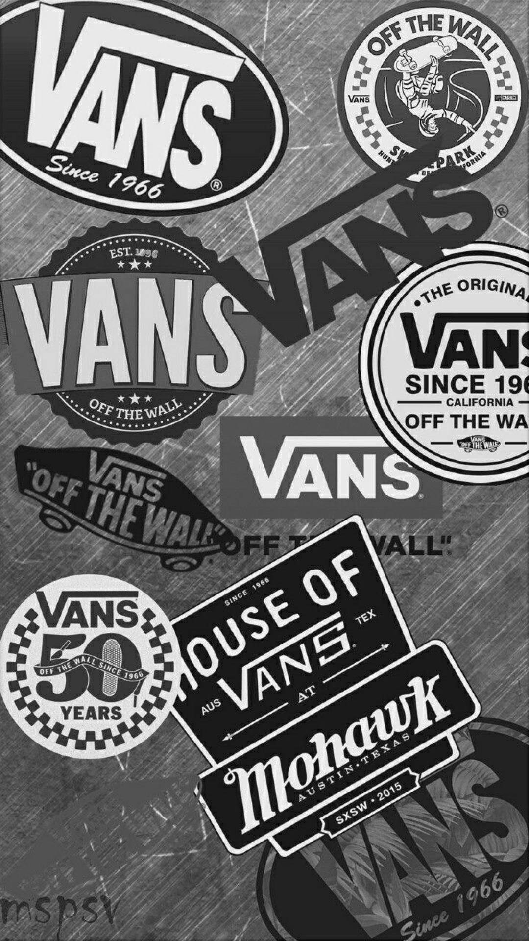 Vans 標誌收藏藝術 壁紙 — 一幅單色拼貼畫，將Vans品牌標誌和標語疊加在紋理背景上。