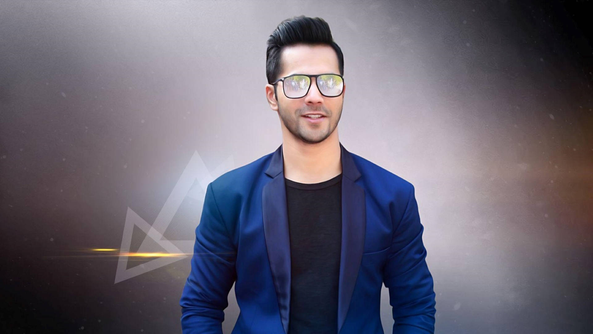 Varun Dhawan 藍色正裝造型 壁紙 — 一位穿著藍色西裝外套和眼鏡的時尚男士，自信地站在帶有發光光條的宇宙漸變背景前。