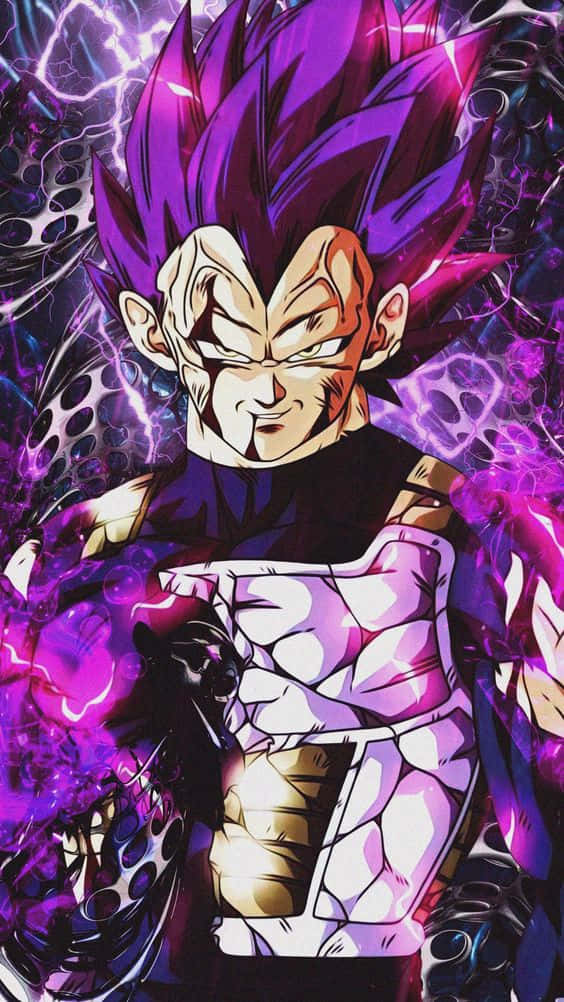 強勢 Vegeta 超級自我形態 壁紙 — 一位強大的動漫戰士，擁有尖刺的紫色頭髮和發光的光環，站在電能和黑暗圖案之中。