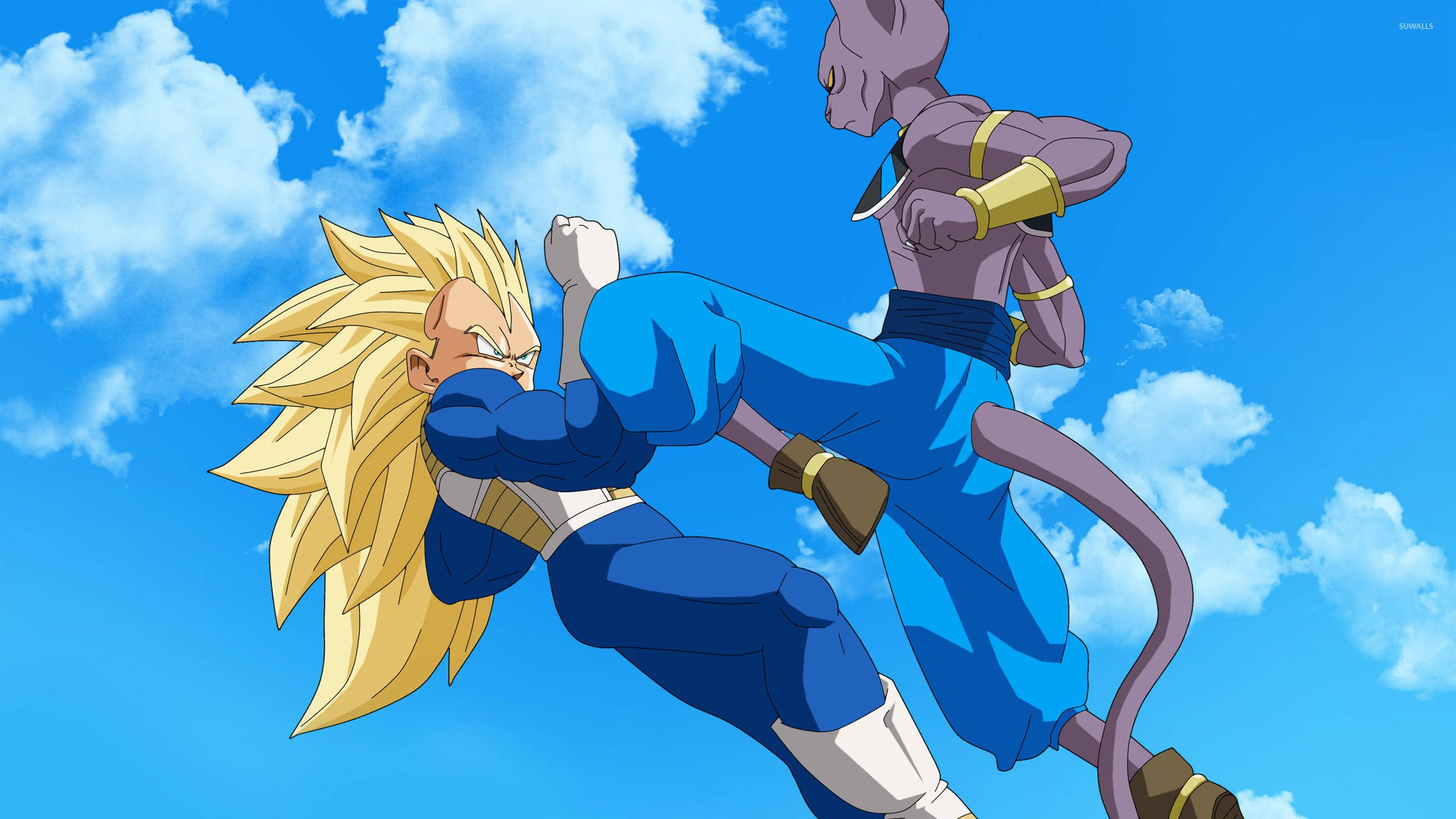 Vegeta 准備迎戰 壁紙 — 超級撒亞人比達向紫色皮膚的對手踢出強力一腳，背景是明亮的藍天和蓬鬆的白雲。