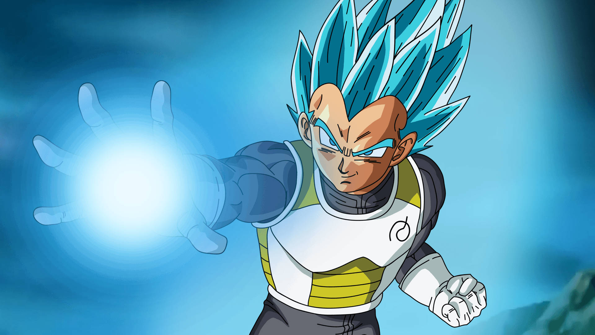 Vegeta 聚集能量球，準備釋放毀滅之力 壁紙 — 動畫角色比達以超級賽亞人藍色形態，從伸出的手中引導出發光的藍色能量爆炸，對著暴風雨的藍天。