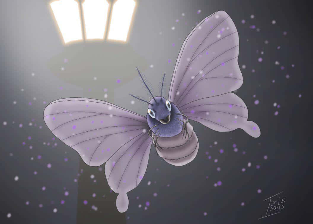 Venomoth 享受街燈光芒 壁紙 — 一隻帶有大眼睛和精緻翅膀的奇幻紫色飛蛾，在黑暗斑駁的天空下，靠近發光的街燈飛翔。
