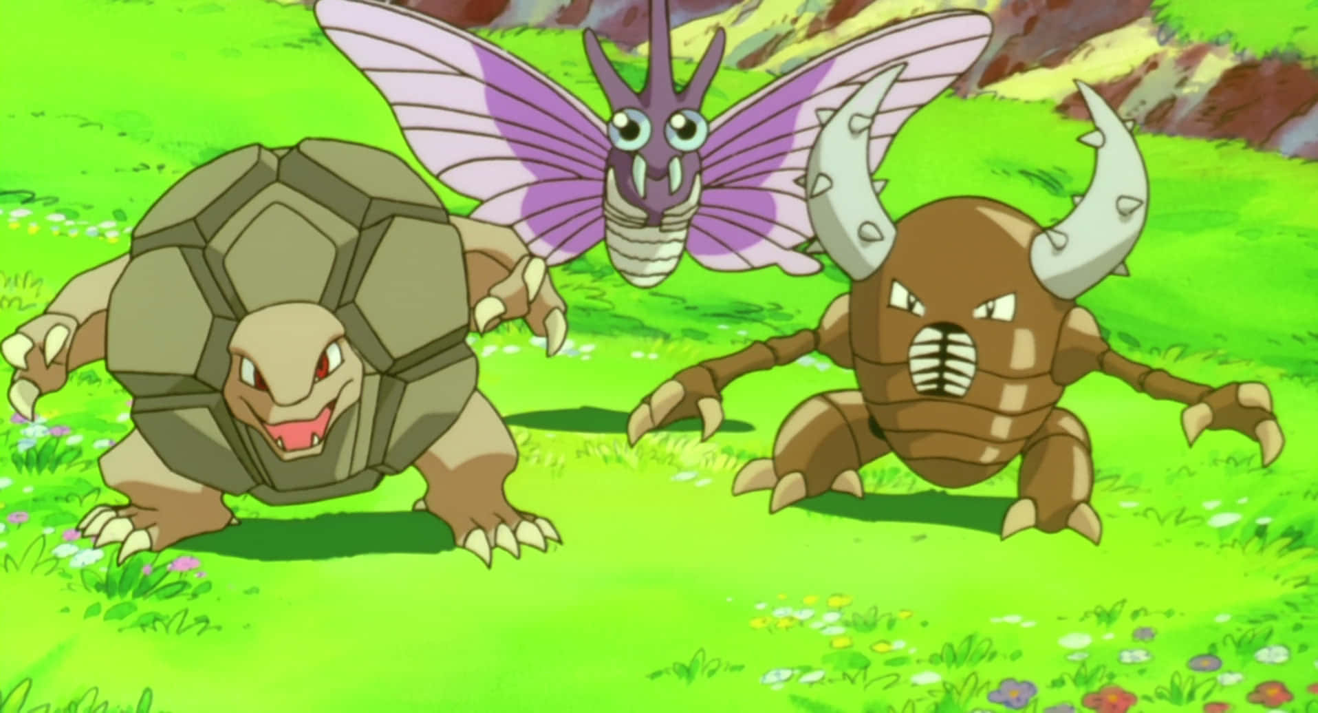 Venomoth、Golem與Pinsir 壁紙 — 三個動畫化的寶可夢角色在一個充滿活力的綠色草地上警覺地站著，草地上點綴著色彩繽紛的花朵。