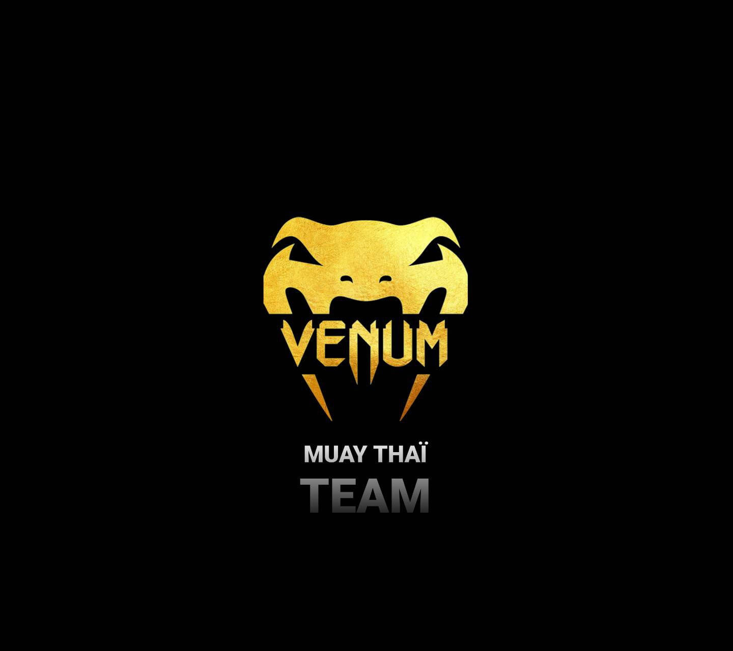 Venum Muay Thai Team 的金色蛇標誌，黑色背景。