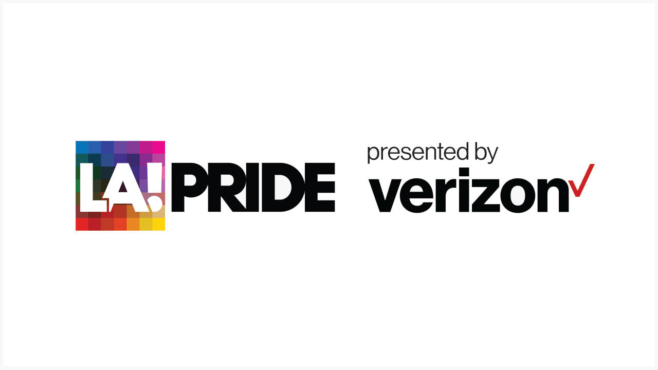 Verizon LA 驕傲標誌 壁紙 — LA! PRIDE 標誌，帶有彩虹像素化正方形和 Verizon 贊助文字，白色背景。