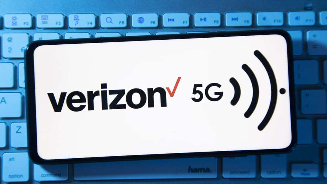 智能手機在藍色鍵盤上顯示 Verizon 5G 標誌