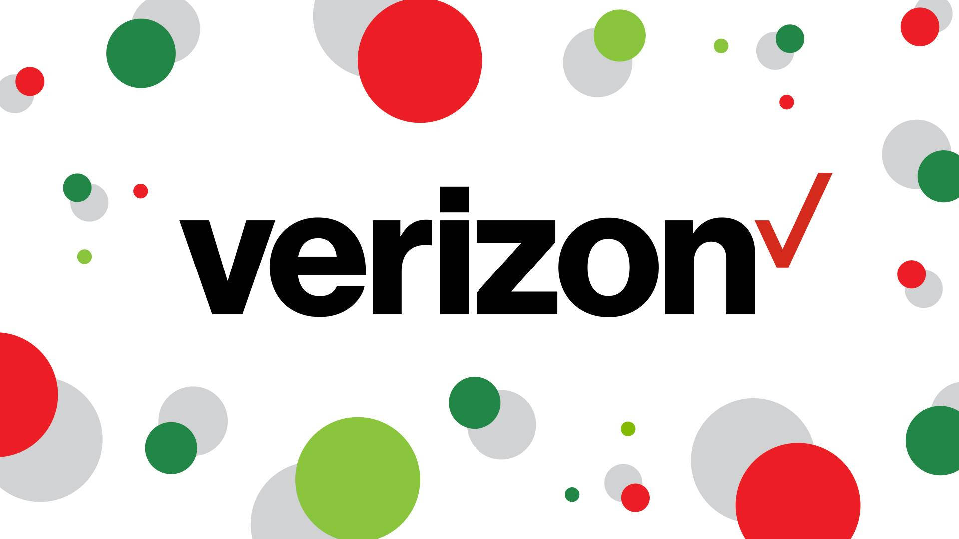 Verizon 圣誕設計 壁紙 — 白色背景上，粗體黑色的Verizon標誌帶有紅色剔號，周圍散落著紅色、綠色和灰色的圓圈。