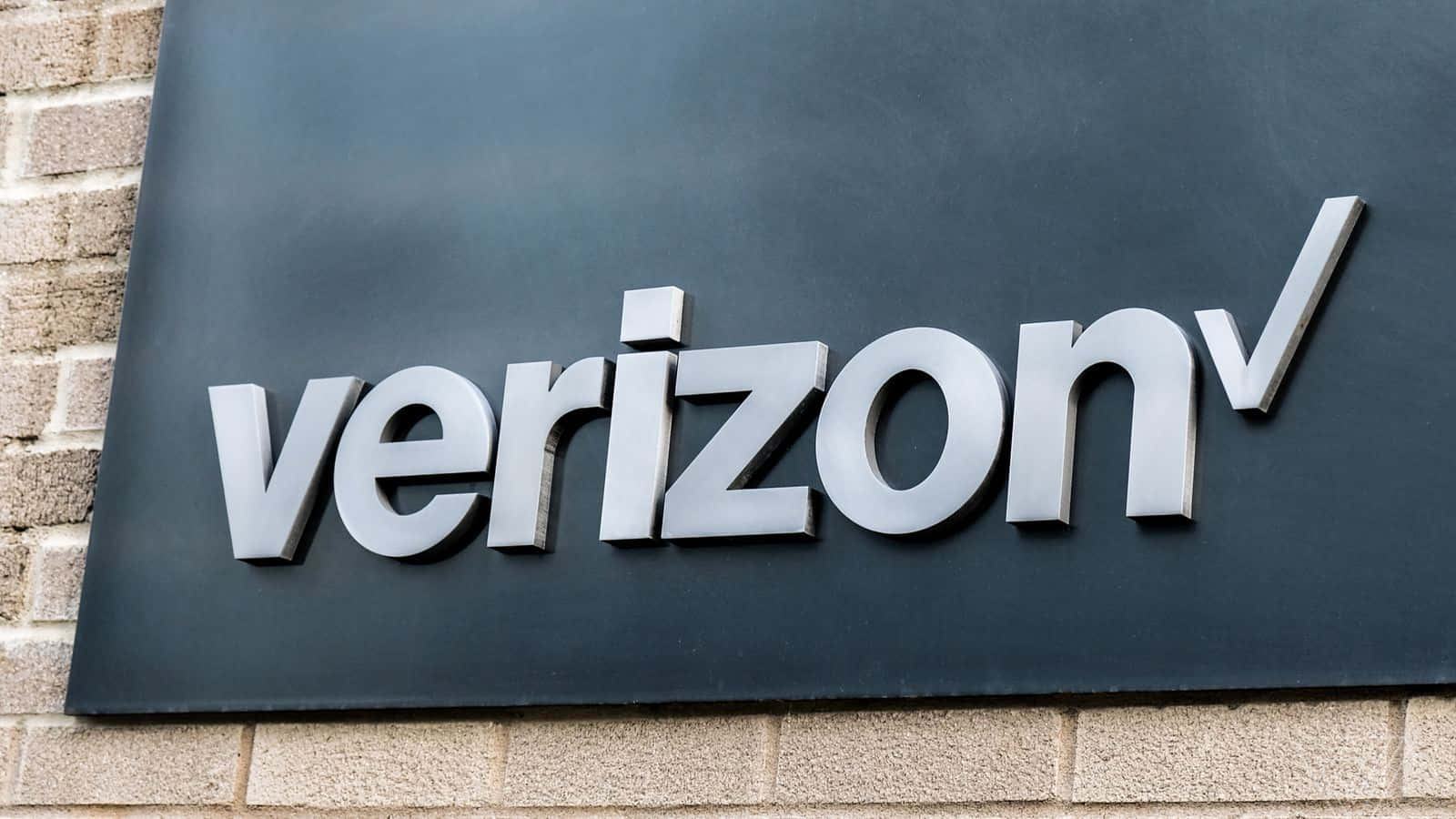 Verizon標誌牌在磚砌建築外牆上。