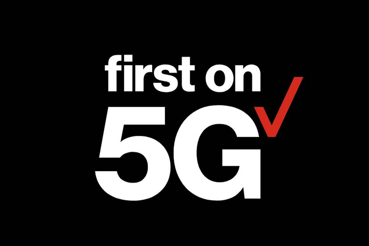 Verizon率先推出5G 壁紙 — 大膽的白色和紅色文字在純黑色背景上宣告「first on 5G」。