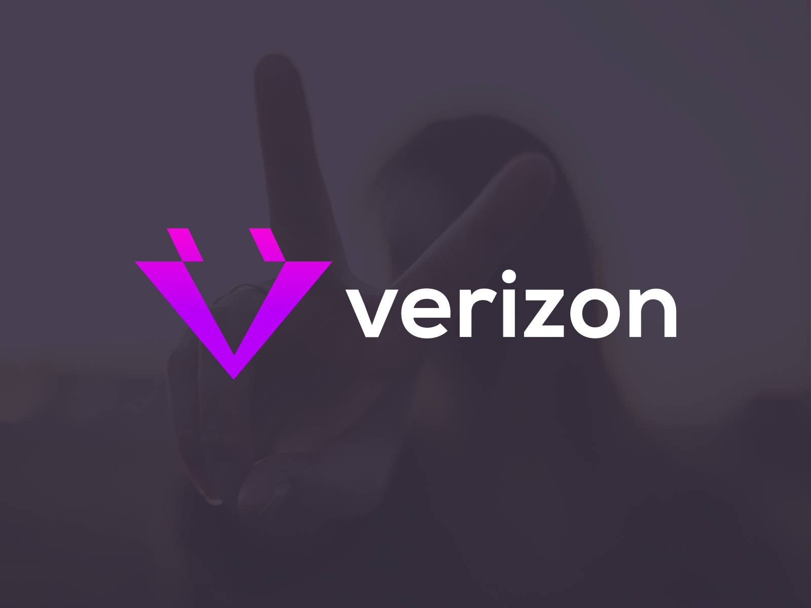Verizon紫色設計 壁紙 — 一個人在突出的紫色Verizon標誌後面做出和平手勢的模糊剪影。