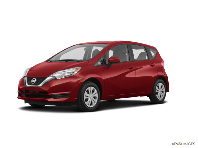紅色日產 Versa 側面視圖 壁紙 — 一輛光澤的紅色日產Versa掀背車，在工作室燈光下展示，線條簡潔，配備銀色合金輪圈。