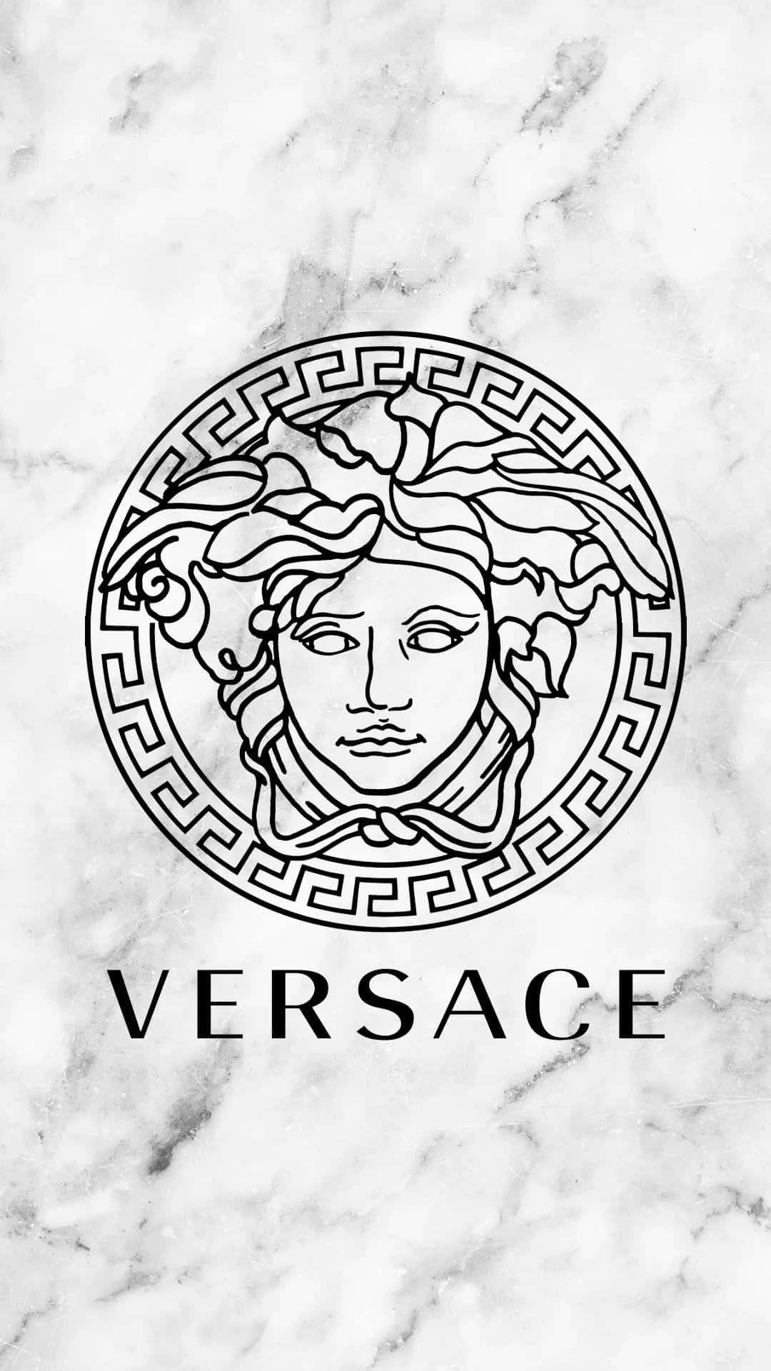 以 Versace iPhone 展現你的獨特風格 壁紙 — 黑色線條繪製的 Versace Medusa 標誌，居中於白色大理石背景上，品牌名稱位於下方。