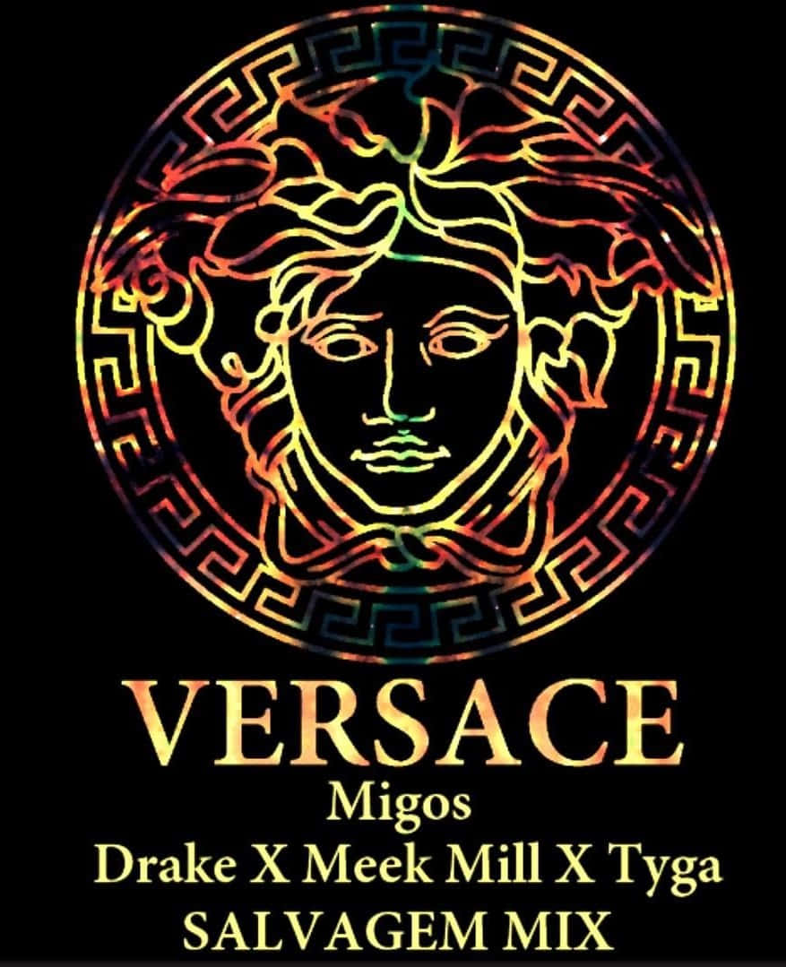 Versace iPhone Salvagem Mix 合作款 壁紙 — 一個閃耀的梅杜莎頭像標誌，在黑底上呈現彩虹色調，由希臘鑰匙邊框圍繞，下方有文字。