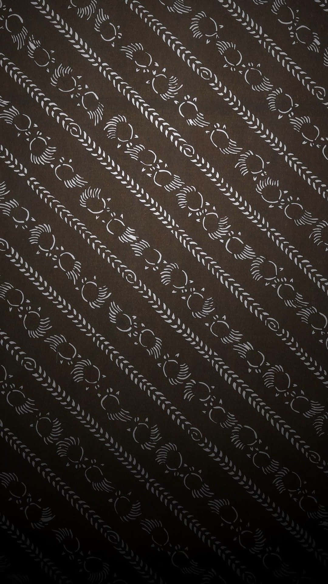 Versace iPhone 傾斜圖案 壁紙 — 深棕色紋理背景上的對角線排列的複雜白色裝飾圖案。