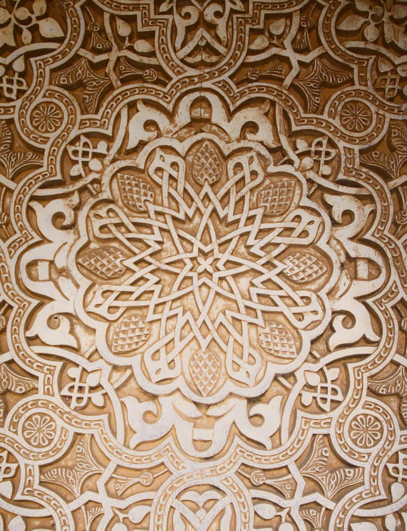 Versace iPhone 剪影花卉圖案 壁紙 — 一個精雕細琢的木製面板，以溫暖的大地色調呈現對稱的花卉圖案，並帶有重複的幾何圖案。