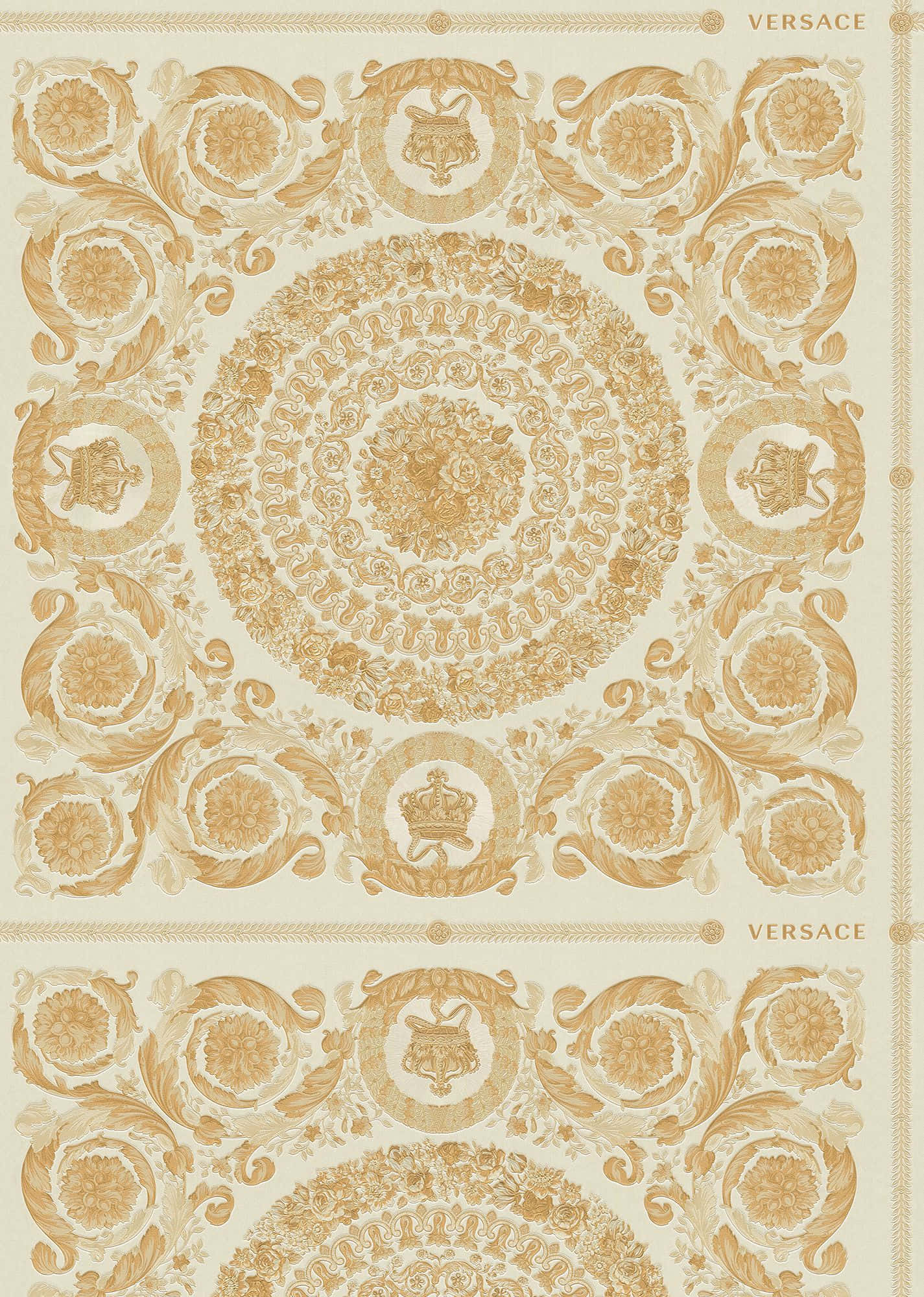 Versace iPhone 古董圖案 壁紙 — 華麗的金色和奶油色牆紙，帶有複雜的巴洛克圖案和 Versace 標誌。