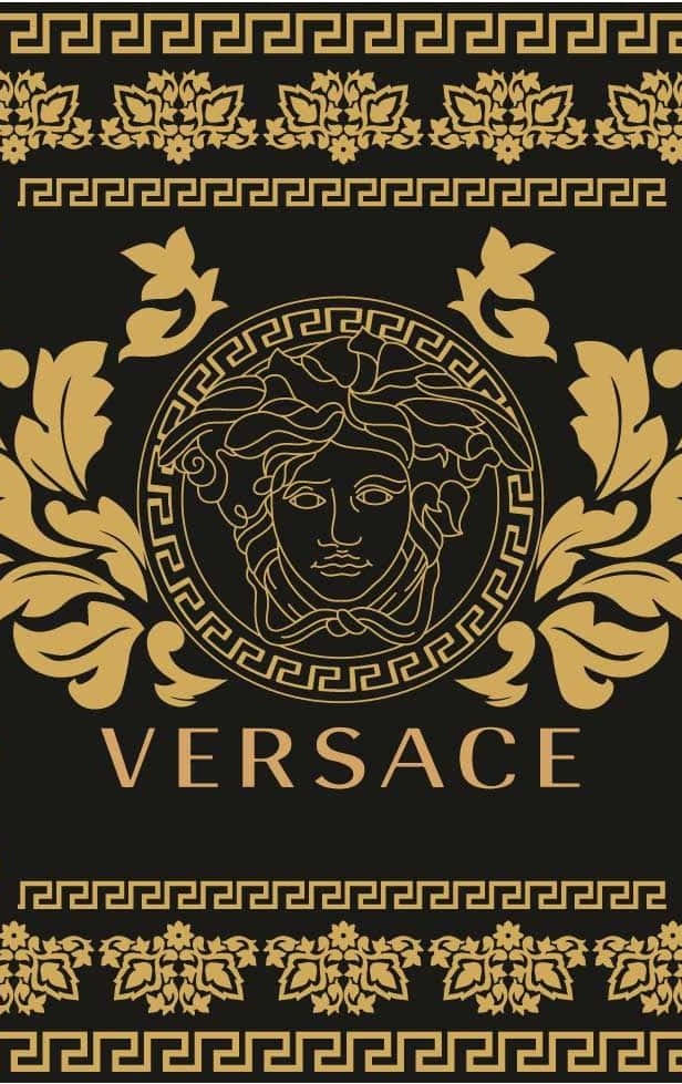 Versace iPhone 古典希臘圖騰 壁紙 — 黑色牆紙，帶有金色美杜莎頭標誌和華麗的希臘鑰匙圖案，圍繞著 Versace 品牌名稱。