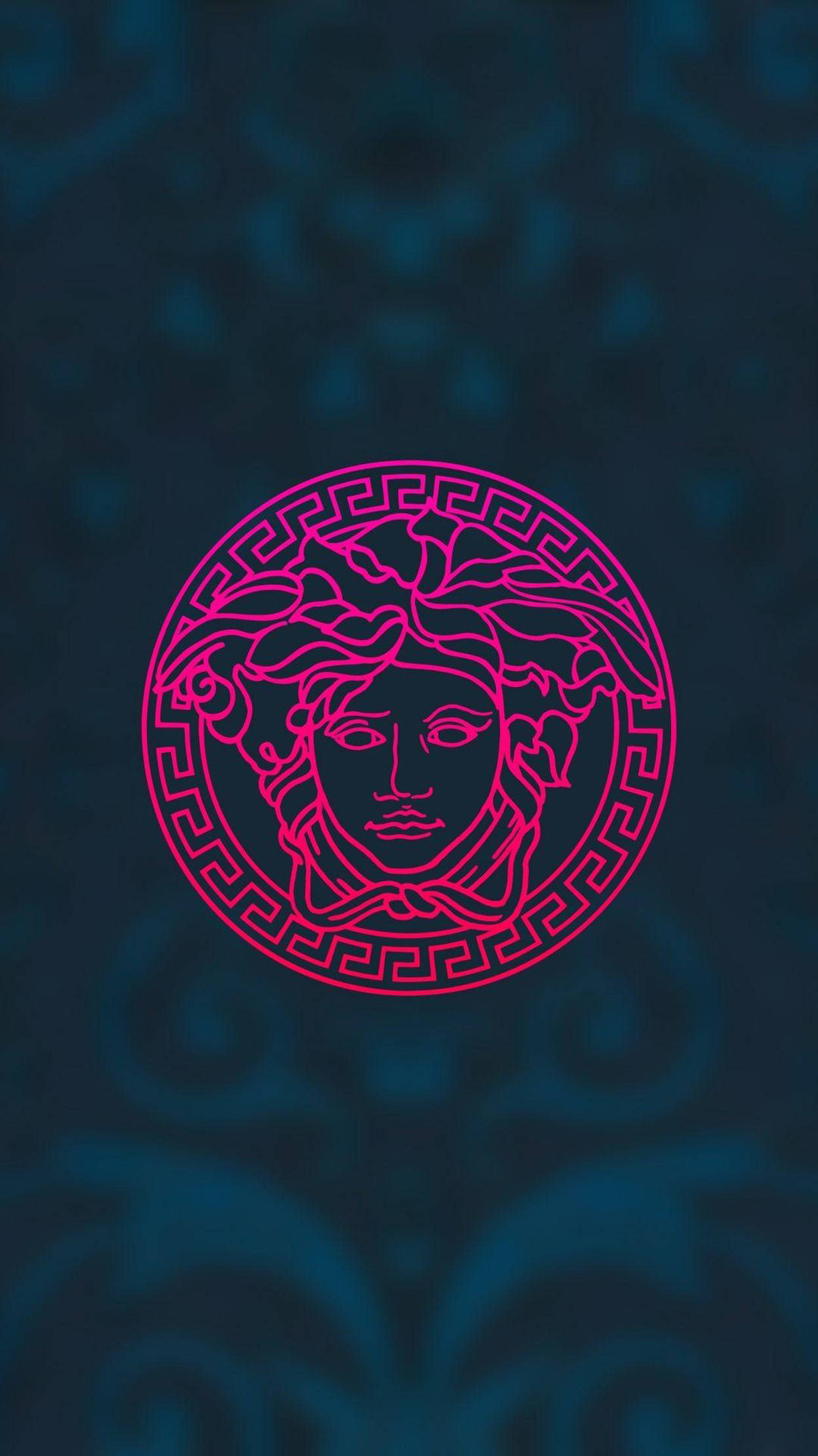Versace iPhone 壁紙 — 一個發光的粉紅色美杜莎頭標誌，居中在深藍綠色錦緞圖案背景上。