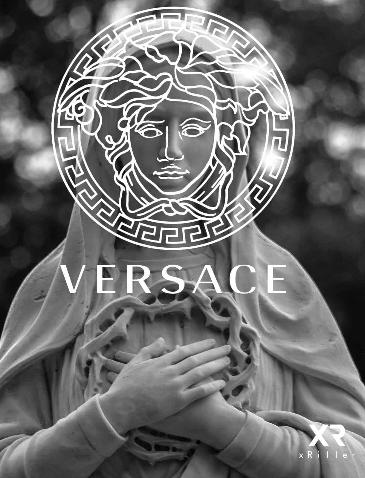 Versace iPhone 奢華體驗 壁紙 — 一個黑白雕像，描繪一個披著布料的人物，雙手交疊在心臟上方，上面覆蓋著發光的梅杜莎頭標誌和 Versace 文字。