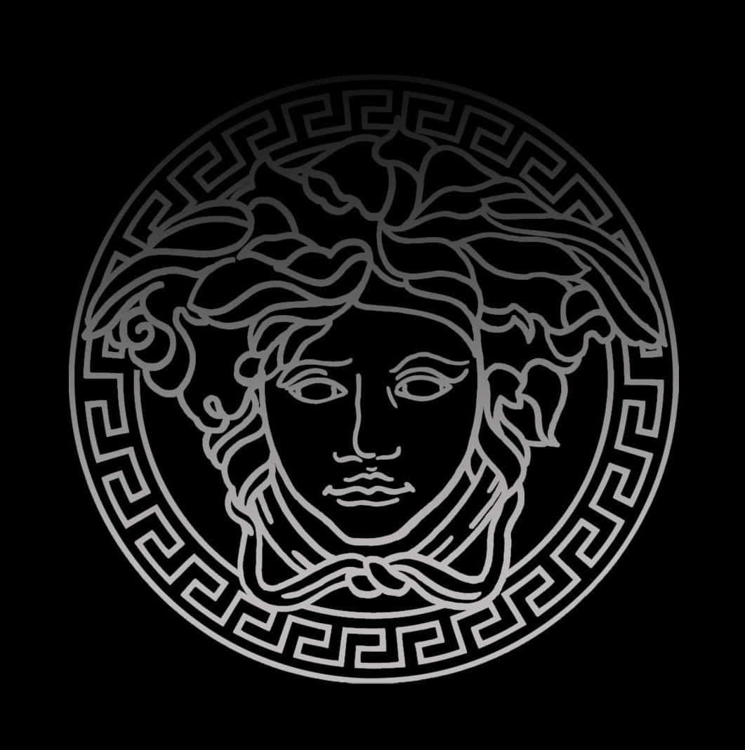 Versace iPhone 淡彩漸層黑白標誌 壁紙 — 在黑色背景上，以白色線條清晰描繪美杜莎的頭部，帶有飄逸的頭髮和希臘鑰匙邊框。