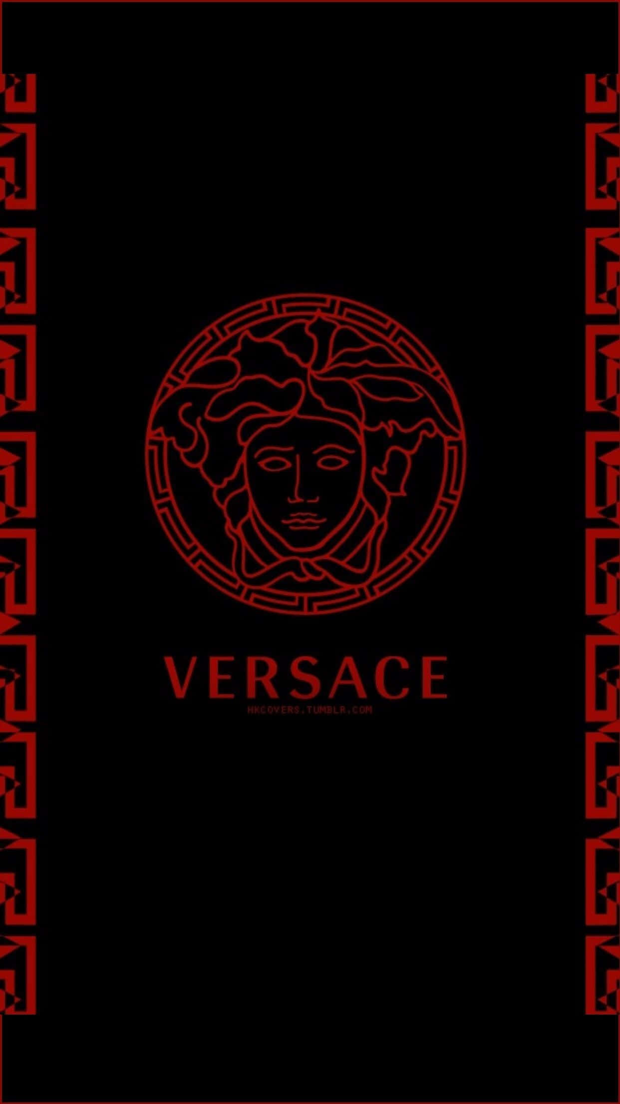 Versace iPhone 紅黑標誌 壁紙 — 在黑色背景上，一個大膽的紅色美杜莎標誌和品牌名稱，以希臘鑰匙圖案框住。