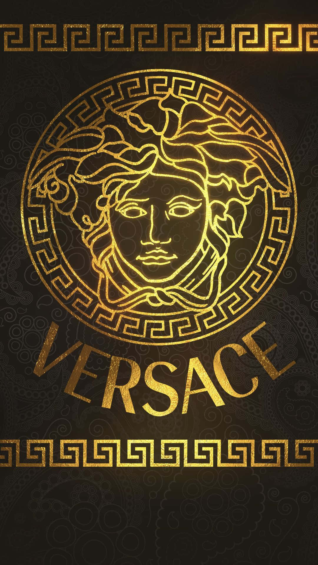 Versace iPhone 金標誌棕色背景 壁紙 — 金色美杜莎頭標誌，配以希臘鑰匙邊框和Versace文字，置於深色紋理背景上。