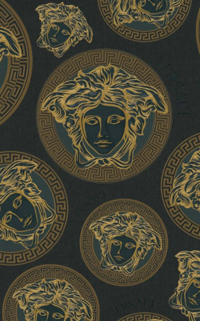 Versace iPhone 金棕色標誌 壁紙 — 金色美杜莎頭像在圓形希臘鑰匙邊框中重複排列，背景為深色紋理。