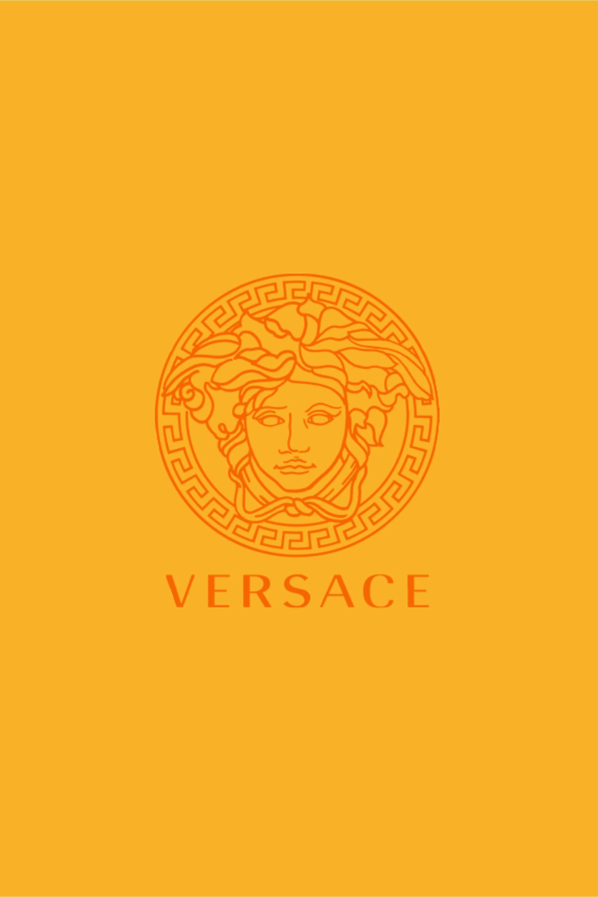 Versace iPhone 黃色橙色標誌 壁紙 — 極簡橙色牆紙，以匹配的輪廓風格呈現標誌性的范思哲美杜莎頭標誌和品牌名稱。