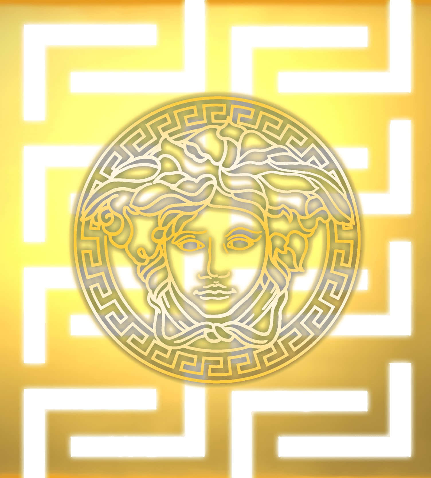 Versace iPhone 黃色希臘圖案 壁紙 — 一個閃耀的金色美杜莎頭像標誌，置於發光的希臘回紋圖案中央，背景為溫暖的黃色漸變。