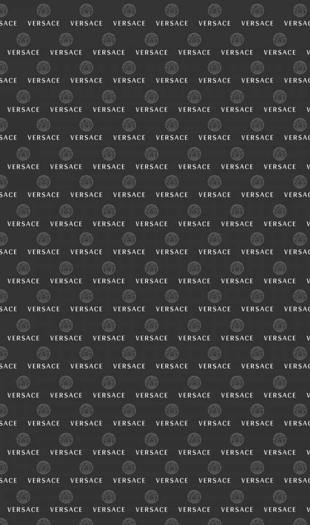 Versace iPhone 黑白圖案 壁紙 — 在深灰色背景上重複出現的 Versace 標誌和 Medusa 徽章銀色圖案。