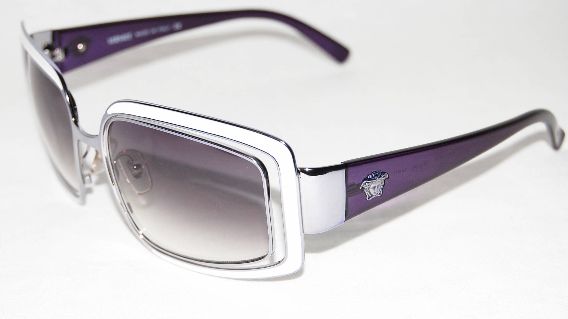 Versace Mod 702 Col. 924透明太陽眼鏡 壁紙 — 優雅紫色和銀色鏡框太陽眼鏡，配漸變鏡片，鏡腿上有Medusa標誌。