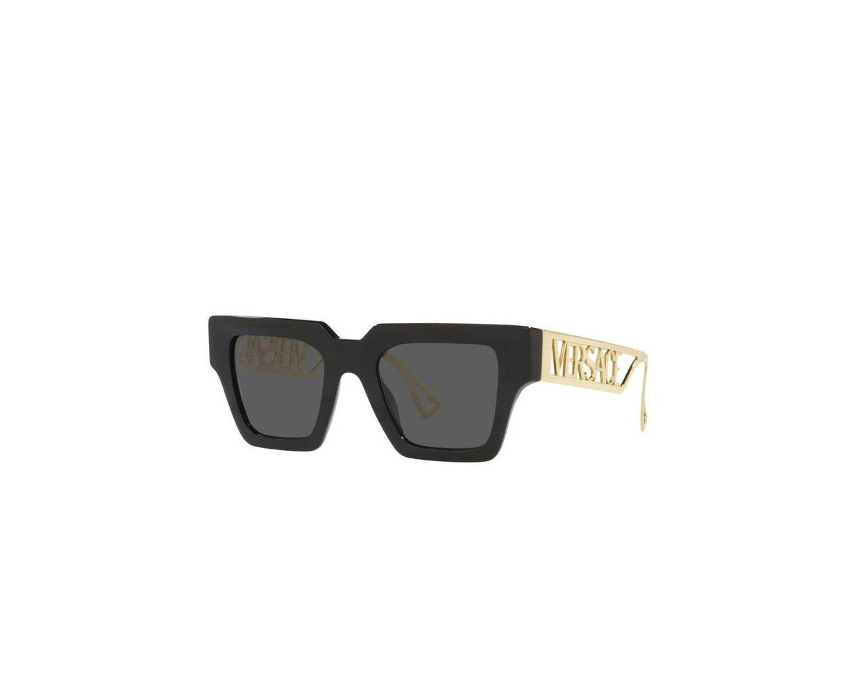 Versace VE 4431太陽眼鏡 壁紙 — 大膽的黑色方形太陽眼鏡，鏡臂上飾有金色 Versace 標誌，背景為純白色。