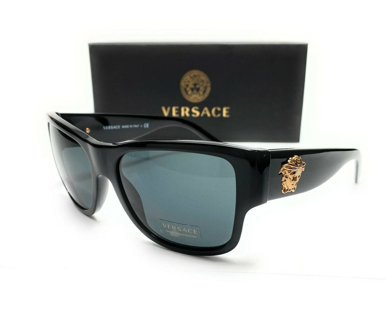 Versace VE4275 男士太陽眼鏡 壁紙 — 黑色Versace太陽眼鏡，帶金色美杜莎標誌，放在一個有品牌的黑色眼鏡盒前，背景為純白色。