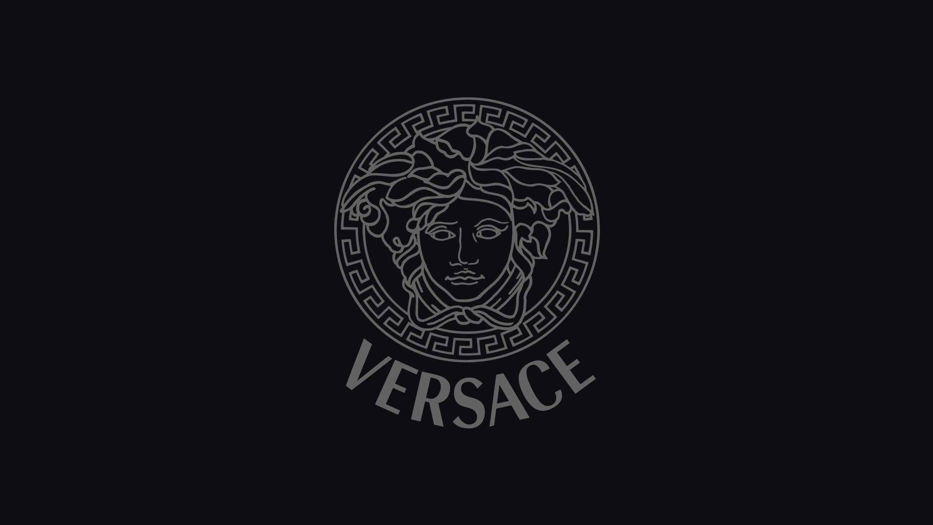 Versace 標誌，帶有美杜莎頭像和希臘鑰匙設計，黑色背景。