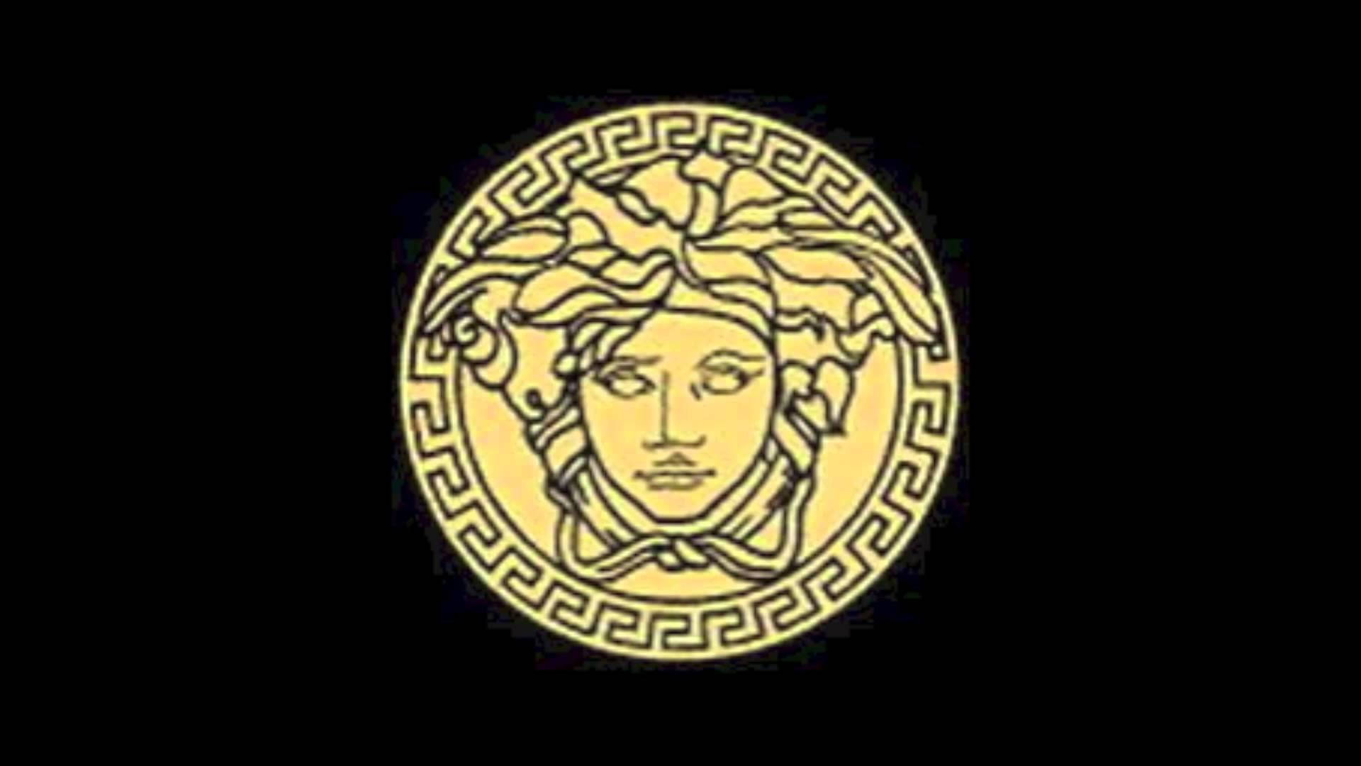 黑色背景上的金色 Versace Medusa 標誌