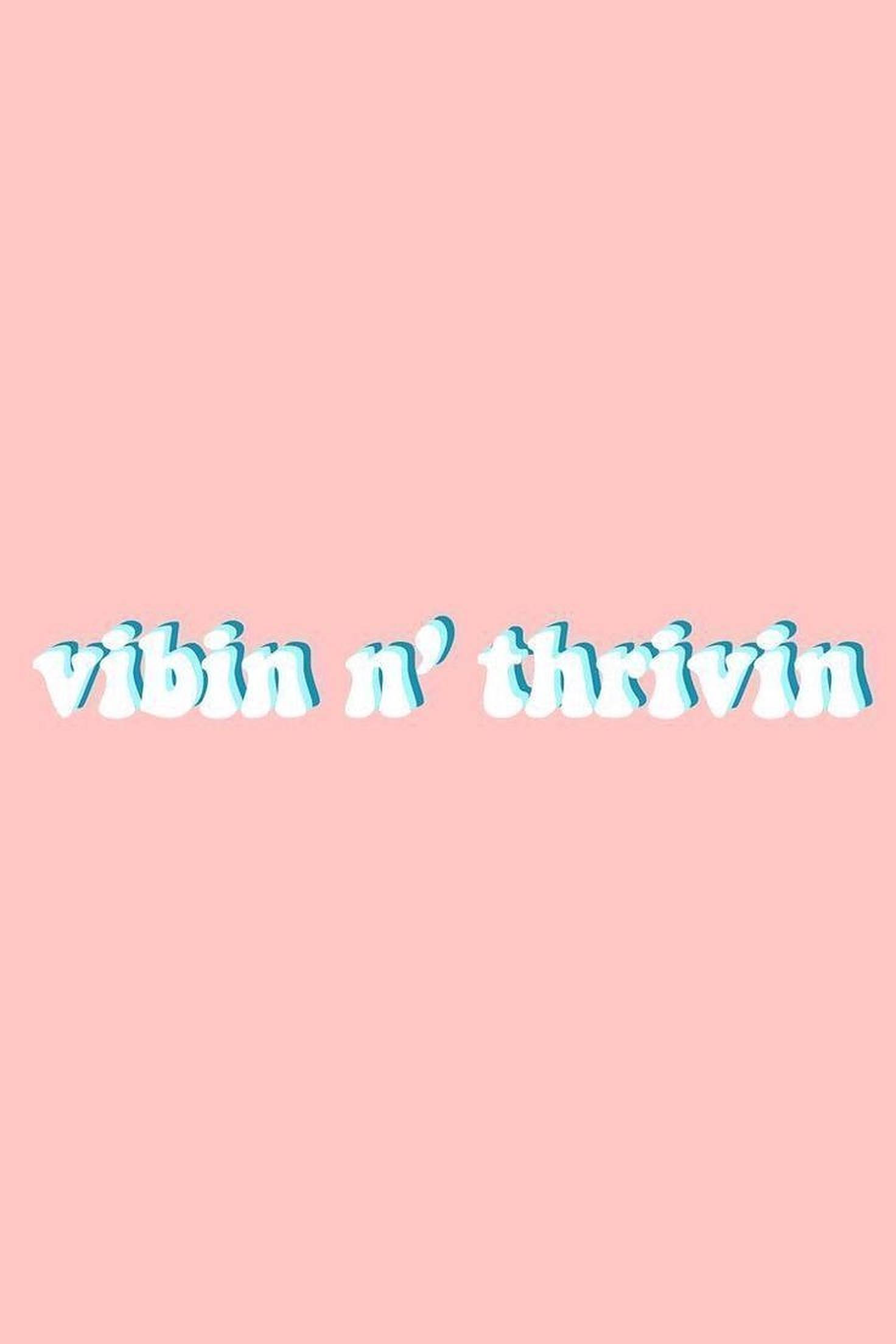 Vibin 氛圍感字體 壁紙 — 粉紅色背景，帶有氣泡感的藍色和白色文字，寫著 vibin n' thrivin。