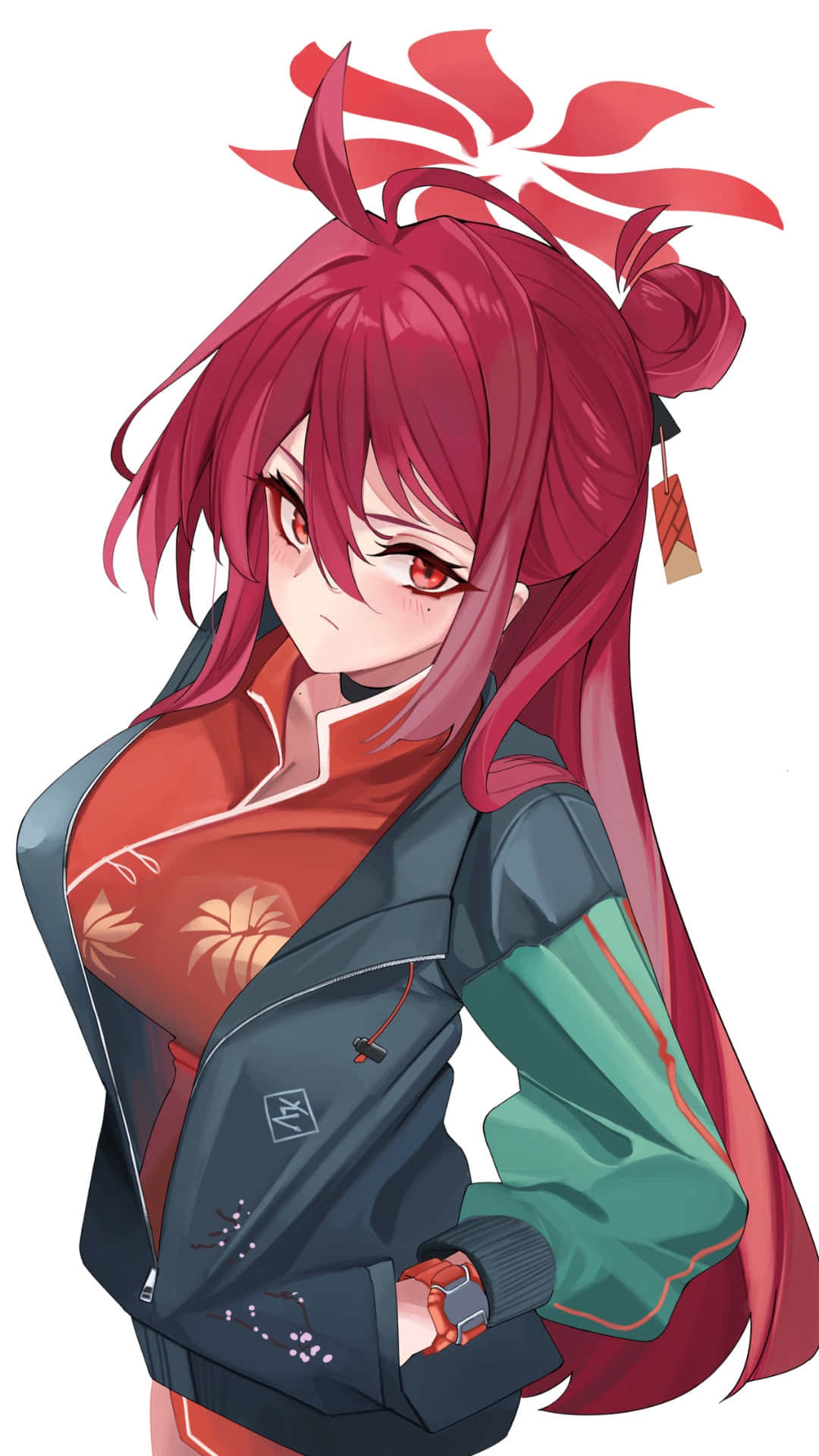  壁紙 — 一個充滿活力的動漫女孩，長長嘅紅頭髮同紅眼睛，喺傳統紅色花卉圖案上衣外面著咗件現代外套。