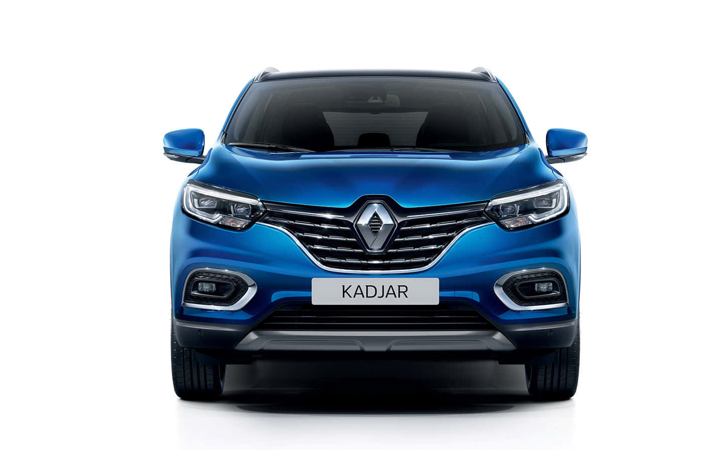  壁紙 — 一輛鮮藍色的雷諾 KADJAR SUV 正面朝向純白背景，展現其時尚現代設計和銳利車頭燈。
