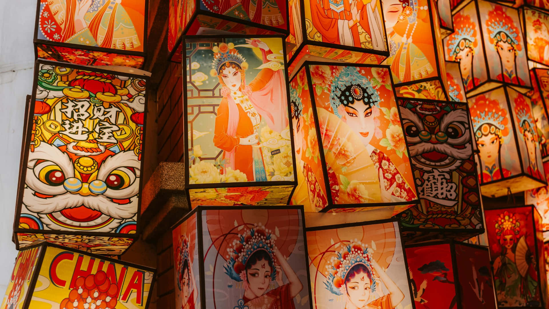  壁紙 — 色彩鮮豔的中國燈籠裝飾著歌劇臉譜和獅子圖案，在節日展示中溫暖地發光。