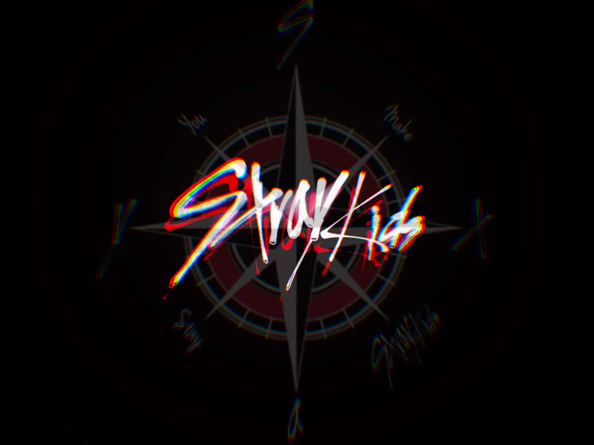  壁紙 — Stray Kids 的鮮豔故障藝術標誌在帶有方向文字的黑暗指南針背景上發光。